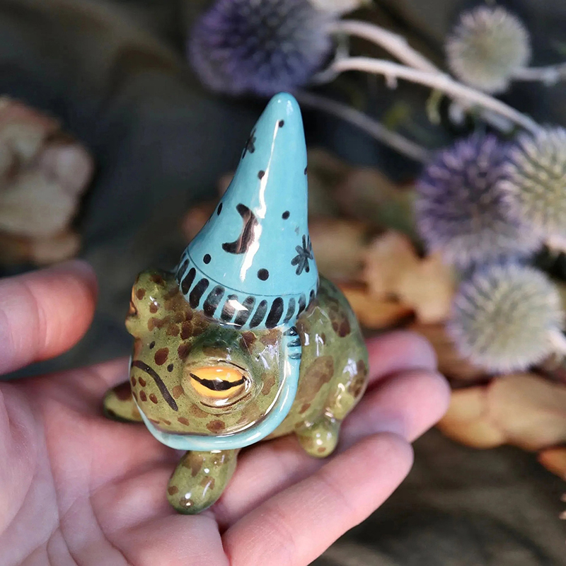 Witch Hat Little Frog Statue R - Outdoor Furniture Arhaus reseña y precio